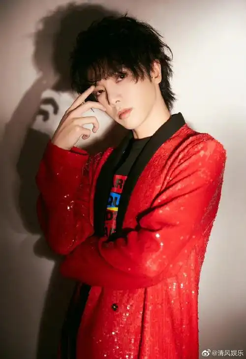 华晨宇萌探2红色西装路透