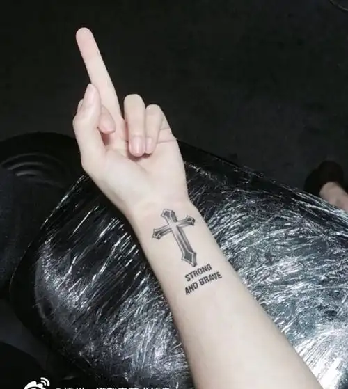 十字架纹身图片_欧美写实成品手臂原创纹身图案