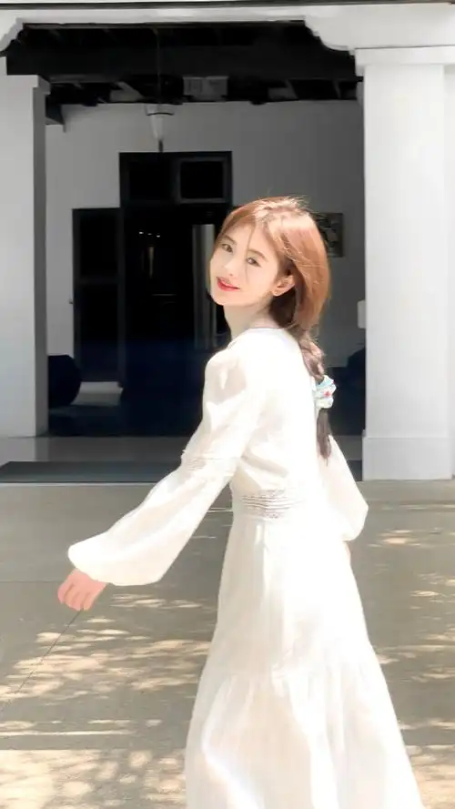 鞠婧祎白裙回眸