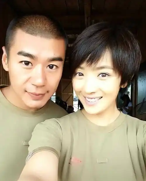 著名演员徐洪浩:比妻子大10岁,戏里演父女,戏外恩爱幸福惹人羡_刘晓洁