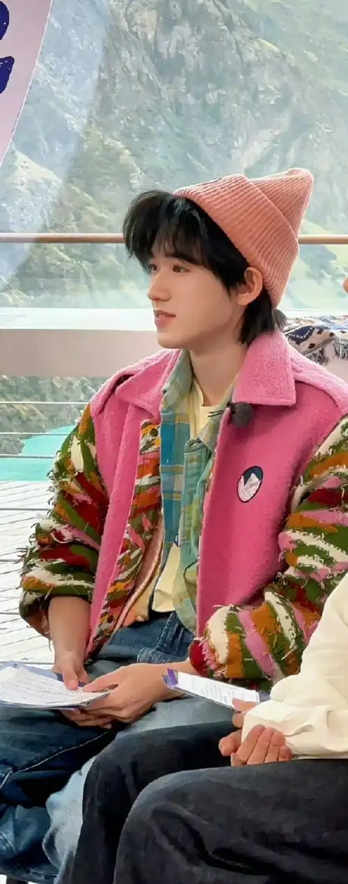 宋亚轩粉帽好可爱好青春,元气满满,笑起来怎么那么好看,就等节目播出