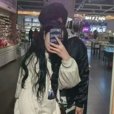 2021年最潮手拿手机自拍遮脸的情侣头像