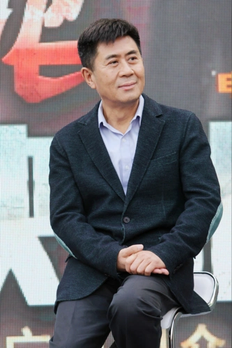 62岁郭凯敏真儒雅穿格纹西装搭白色西裤干练精神帅了一辈子