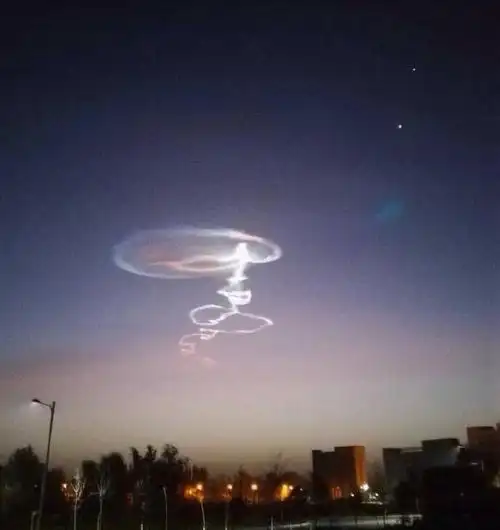 1日早晨新疆多地网友同时目击巨大ufo奇景