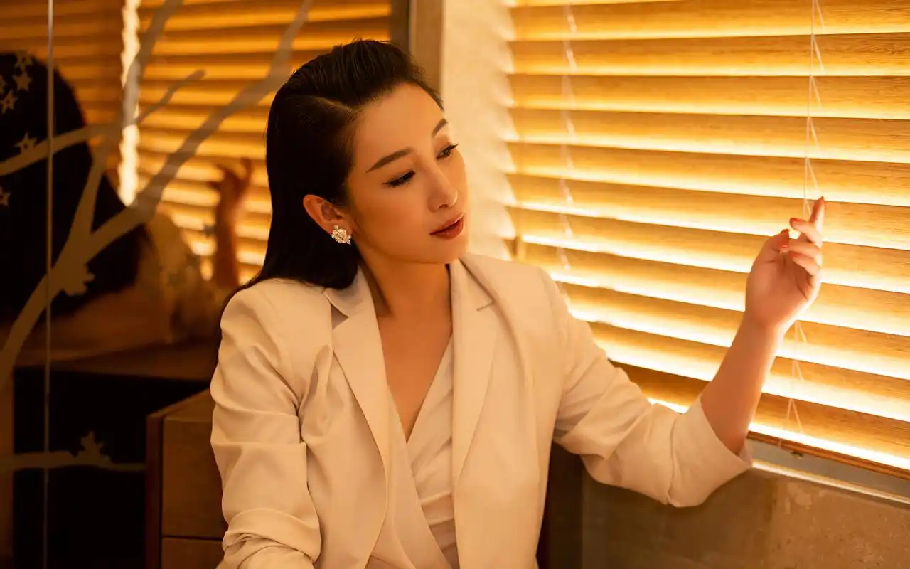 秦海璐性感优雅写真桌面壁纸