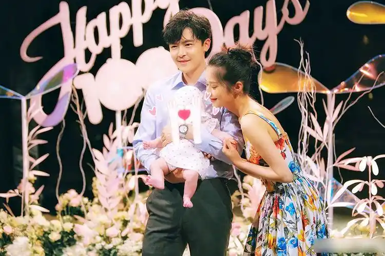 付辛博颖儿为女儿办百日宴一家三口首同框