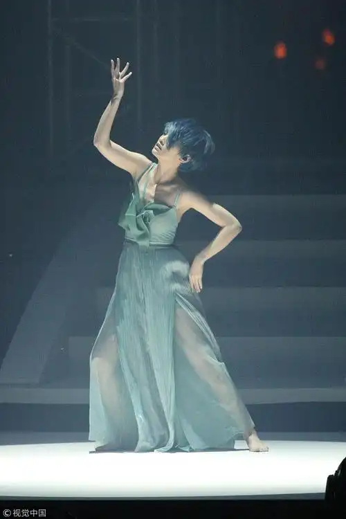 杨丞琳起舞.