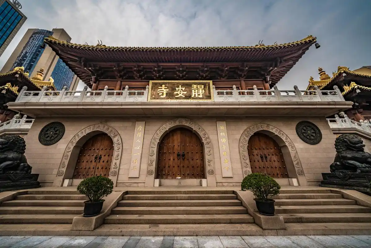 静安寺以其典雅的建筑风格和独特的装饰艺术,成为佛教艺术的瑰宝.