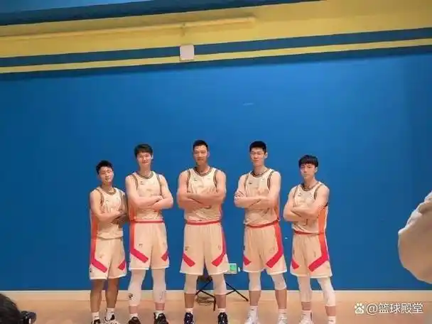 南区全明星合照官宣阿联c位赵睿王哲林恩爱孙铭徽搂住吴前