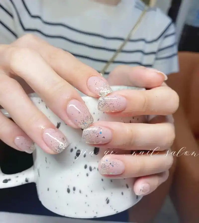 闪闪!#裸色渐变美甲 #日系美甲 #02美甲师 #美甲图片分 - 抖音