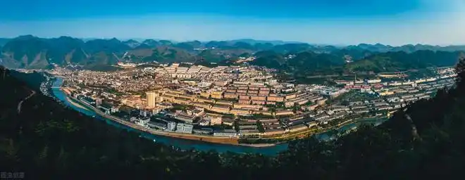 筑春酒业是1956年成立的,当时的名字是"贵州省军区酒厂",坐落在贵州省