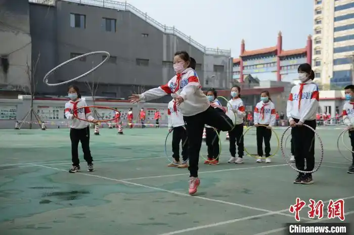 资料图:小学生们戴口罩参加户外活动. 刘文华 摄