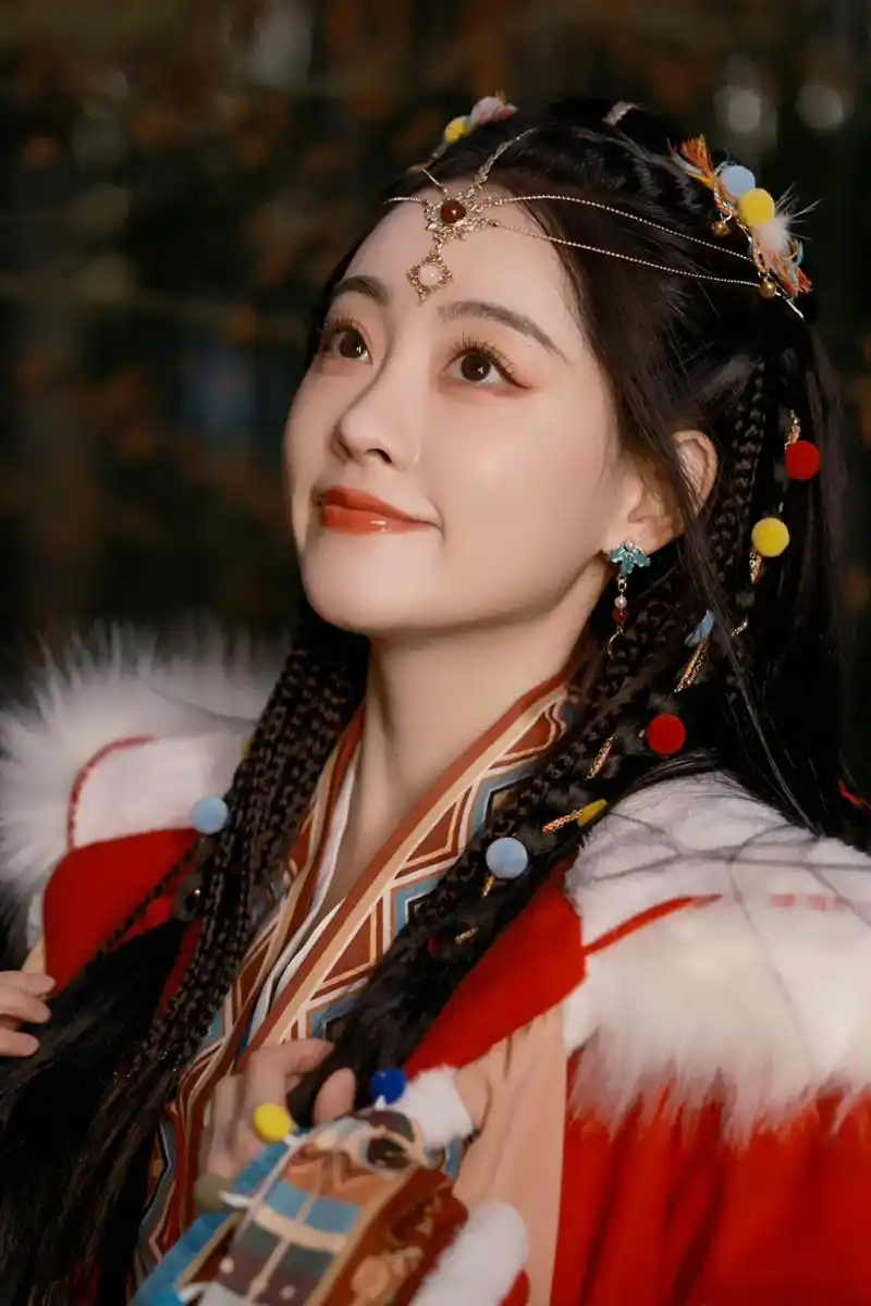 祝绪丹的古装造型令人惊艳,宛如从画中走出的明媚少女.