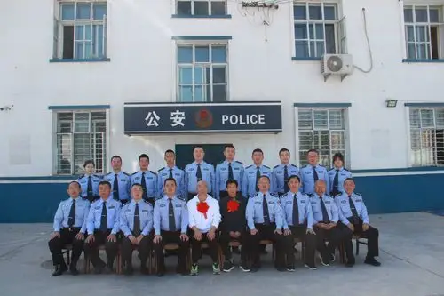 河口南所2020年度公安民警荣誉退休仪式在全体民警齐唱人民警察警歌