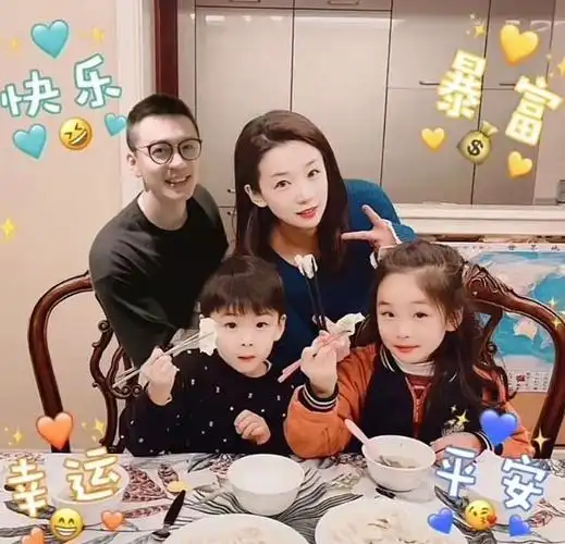 在11月30日突然删除了所有与杨鸣的合照,并取消了"杨鸣妻子"的认证,还