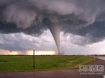 龙卷风将湖或海里的水卷入空中,形成高高的水柱虽然龙卷风十分可怕