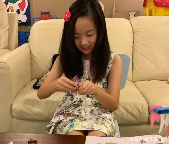 都说吴欣怡长开够美,看看森碟生活照后,才晓得啥叫"气质范"