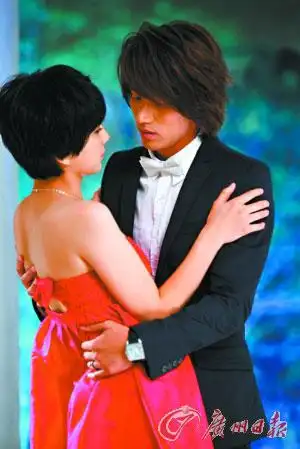 言承旭和ella的新剧《就想赖着你》讲述了一个好笑版的"麻雀变凤凰"的