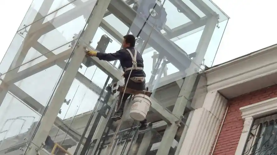 吊绳蜘蛛侠团队,专注爪件式幕墙玻璃维修与安全