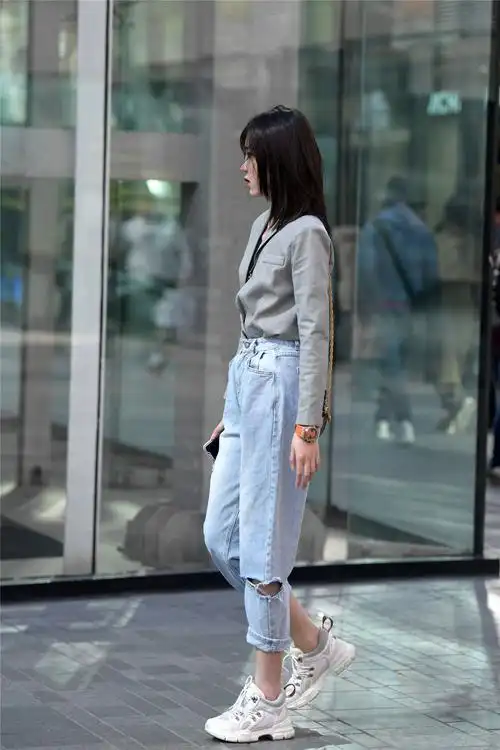 水洗蓝的七分破洞牛仔裤,和灰色衬衫搭配在一起,青春女生的穿搭