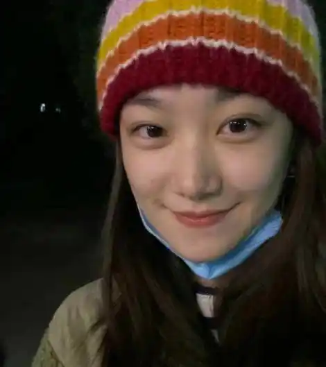 孙俪妹妹孙艳罕晒自拍素颜出镜气质清丽淡雅