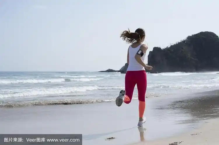 一个女人在沙滩上跑步的背影