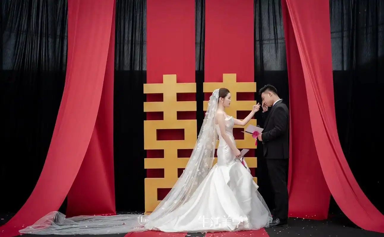 自家院子的高级简约风婚礼|婚礼现场.新郎和父亲的交接仪式 是 - 抖音