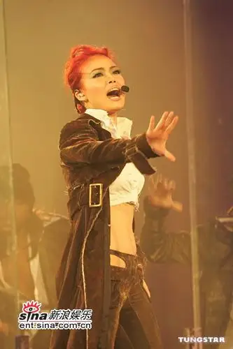 图文容祖儿红馆个唱开场长风衣造型性感露脐