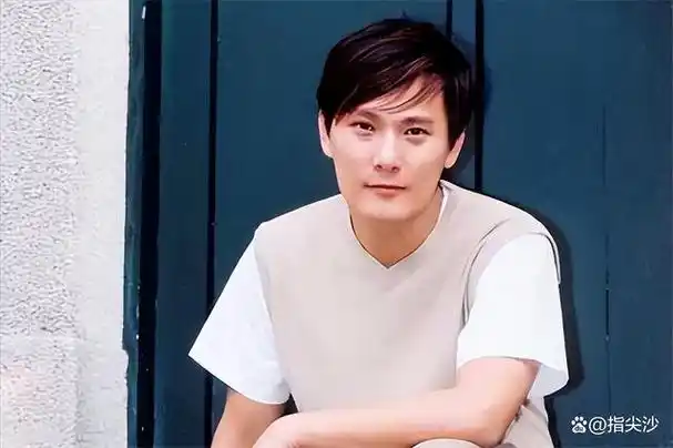 57岁张信哲单身31年,至今不婚,捐上亿资产,原因竟是为她