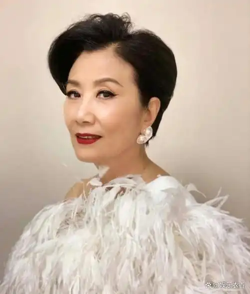 75岁的女明星汪明荃不仅保持着非常健康和年轻的精神状态,而且她时常