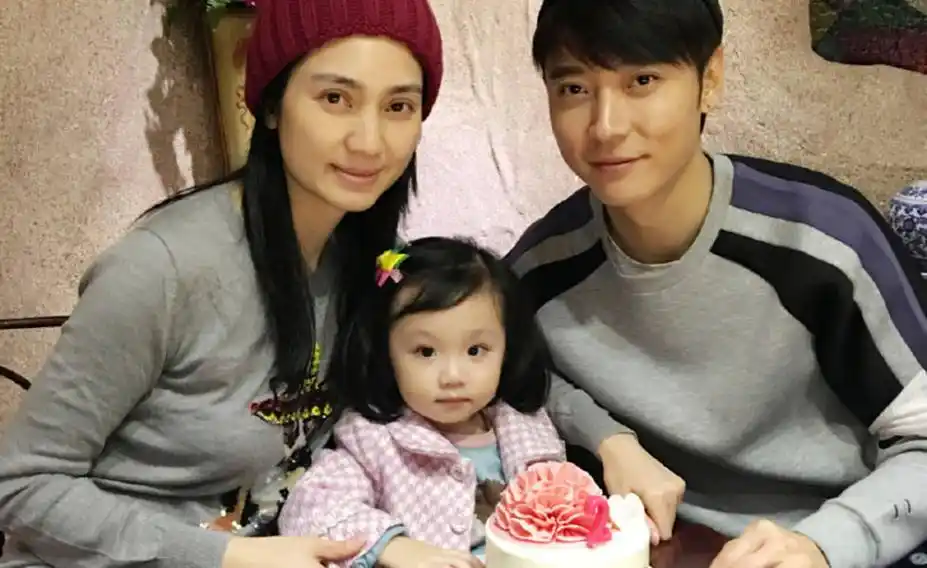 44岁洪欣与丈夫张丹峰逛街 男方抱娃女方买单