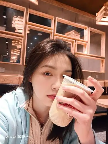 朋友圈最佳自拍照出炉vivos9镜头下的小姐姐超飒