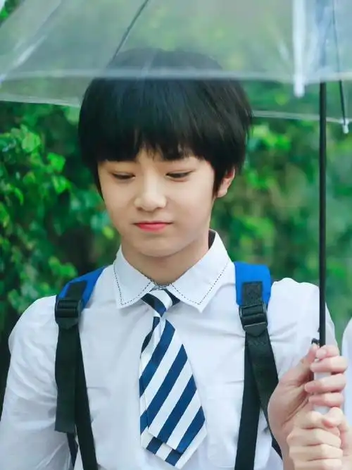 刘耀文雨天撑伞live图##刘耀文连帽卫衣六宫格