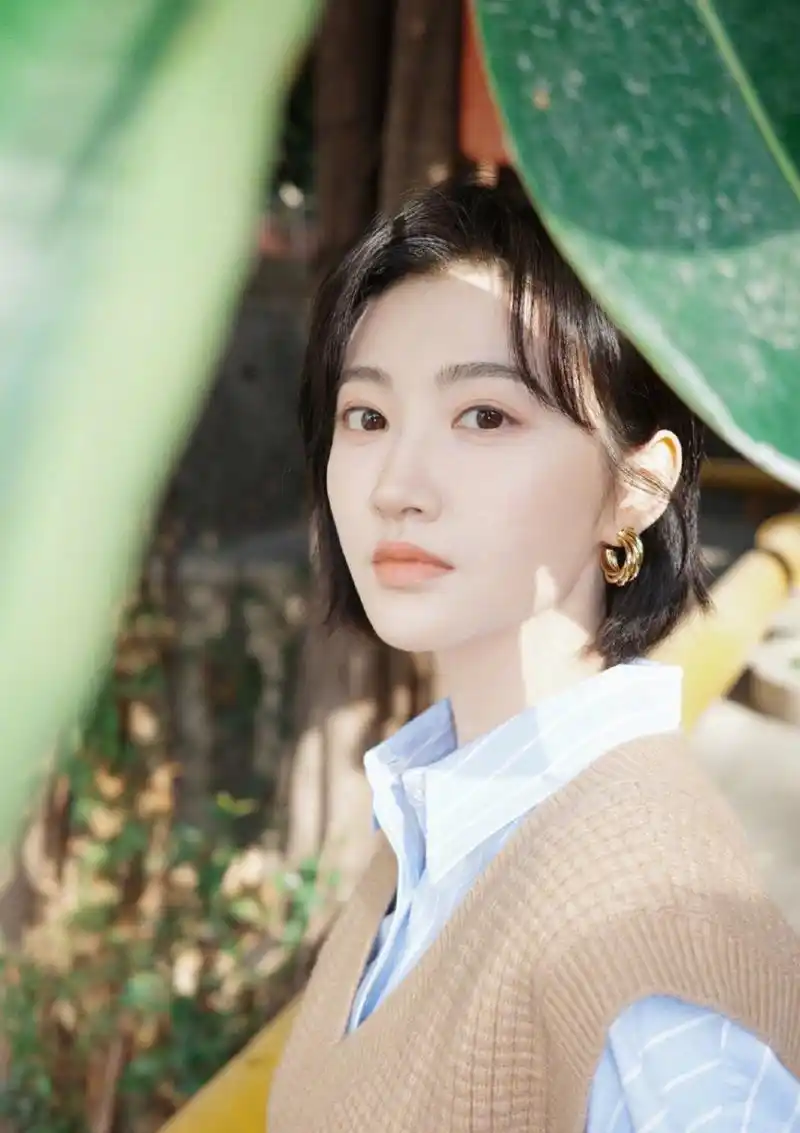 景甜元旦晒新发型,这款短发清新帅气.