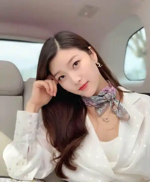 杨小曼近照,她是歌手冷漠的妻子,网友:人美歌甜,有颜值有实力