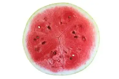 白底上一个切好的半圆西瓜