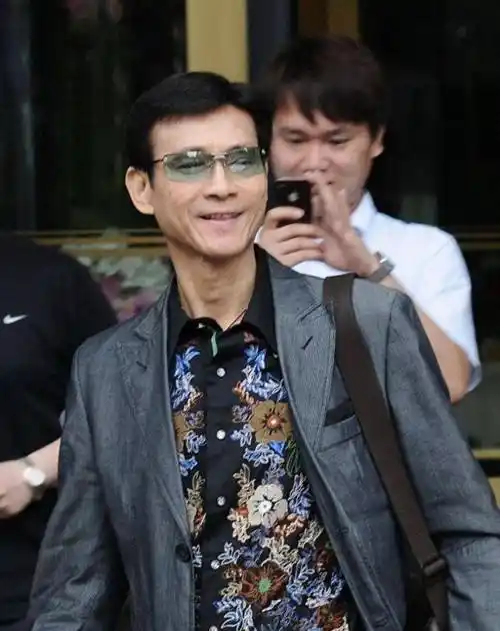 75岁的郑少秋依然优雅:不弯腰,不驼背,常年戴着假发,穿着儒家风_男人