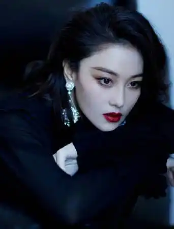 #时尚日报##张馨予黑发红唇眼镜杀#