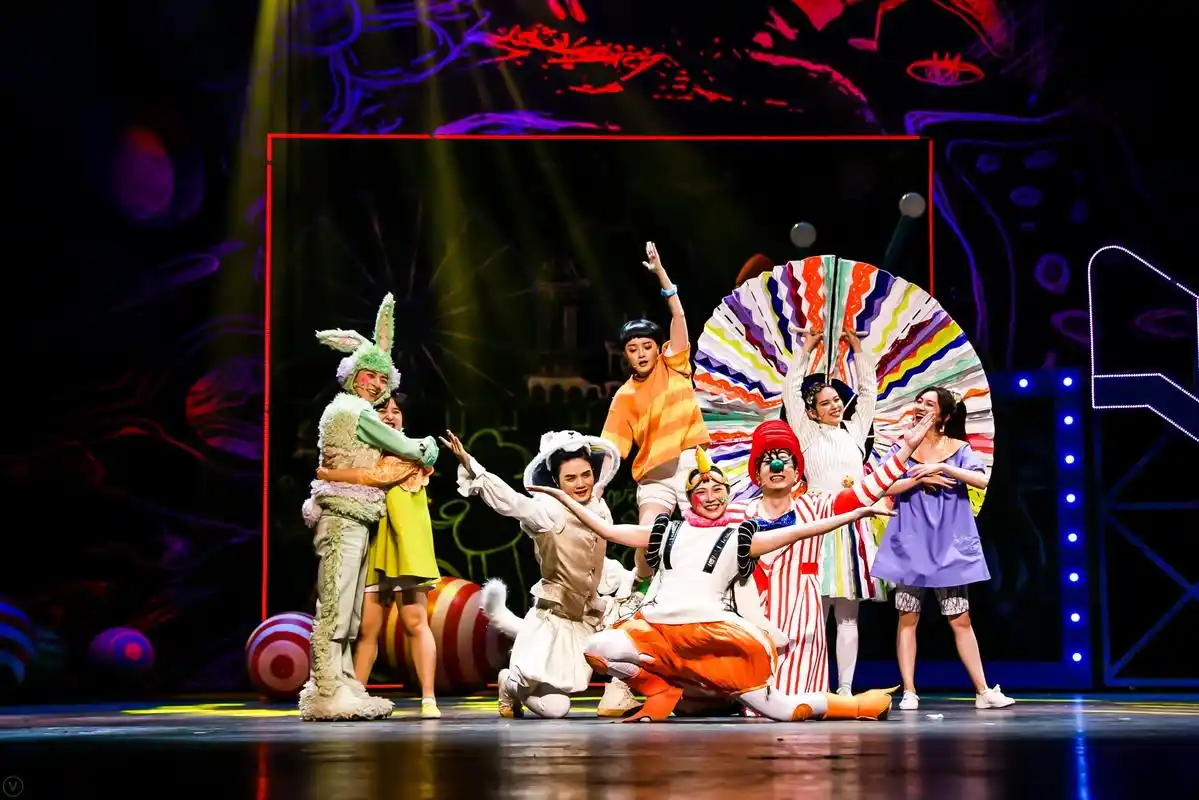 04 音乐话剧《新大头儿子和小头爸爸之穿越平行世界》剧照.jpg