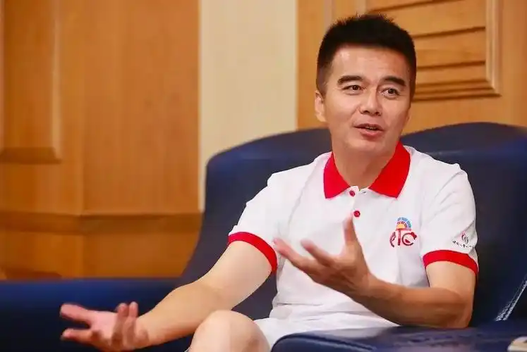 许亚军的第二任妻子名叫张晞,她也是一名演员,出生于艺术世家,出身还