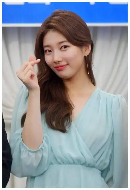 裴秀智解锁最美造型,一袭蓝色纱裙宛如仙女下凡,不愧是国民初恋_佩斯