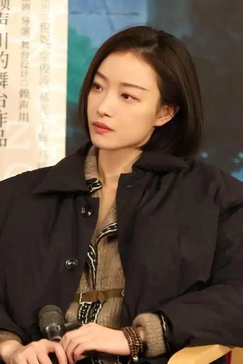 倪妮两套服装造型释出搭配干练短发这清爽文艺的复古感太绝了