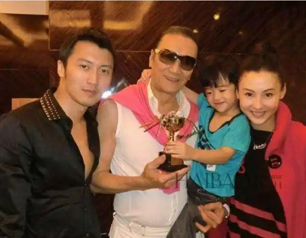 张柏芝现任老公的照片 何孟怀,张柏芝被爆怀四胎带三娃改嫁,近照小腹