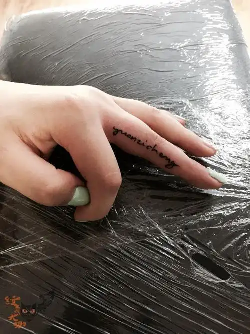 手指小清新字母_纹身图案手稿图片_danny的纹身作品集