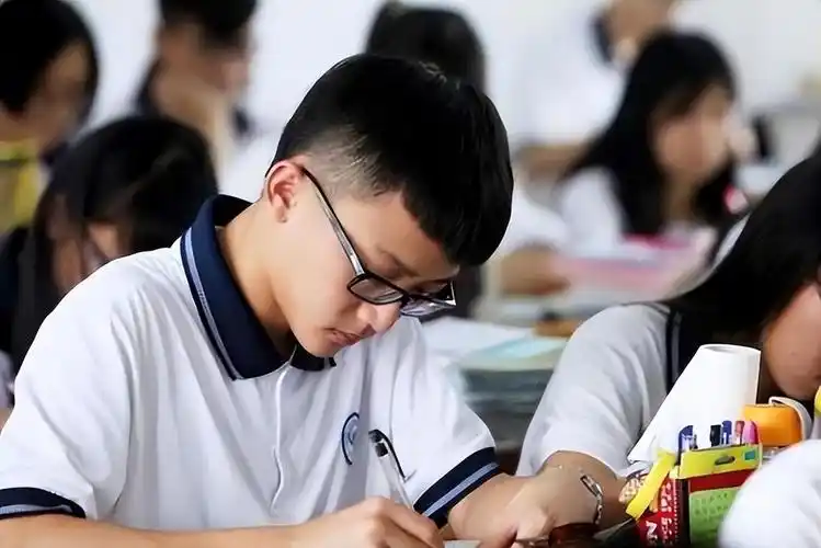 多省市发布通知高考学生欲哭无泪家长难以接受