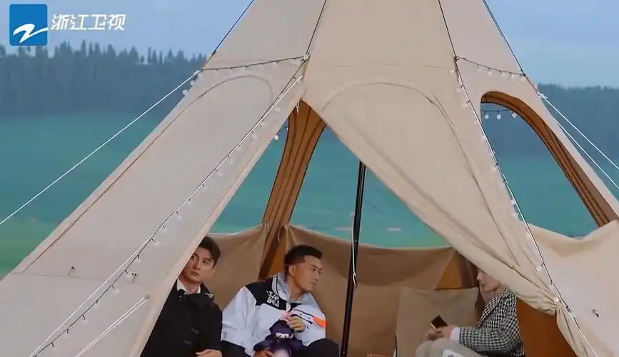 追星星的人:录综艺好放松,三个男明星在帐篷里自拍,真逗-综艺-完整版