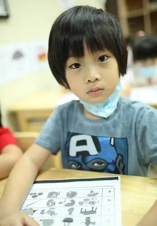 陈若仪最近在社交网站晒了一组kimi的照片,有最近的,也有以前小时候的