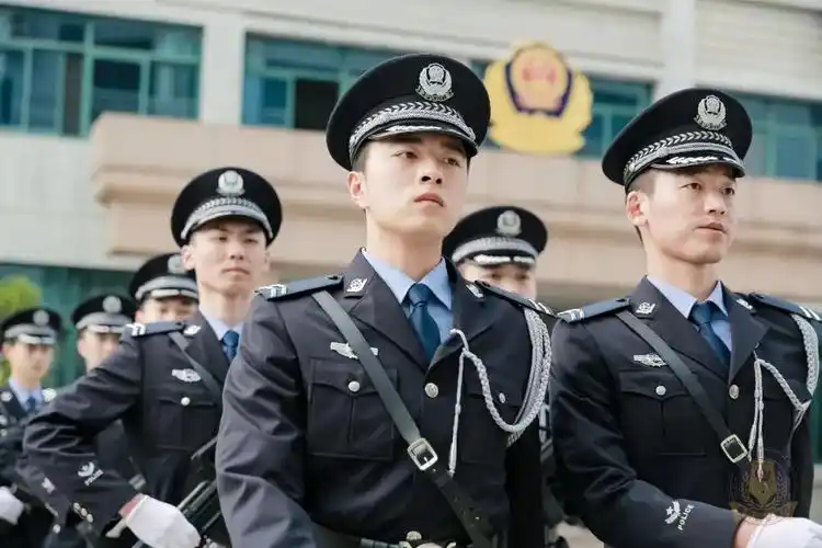 气场两米八最帅警察国旗班向你走来