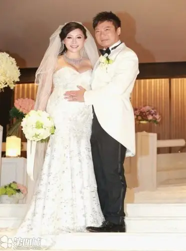 星级婚礼 心型鱼尾伴"大肚"汤盈盈与钱嘉乐完婚,明星好友相约到场来