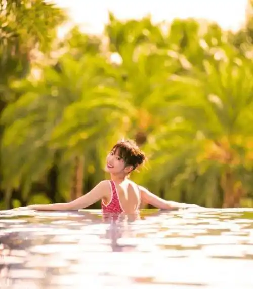 6732岁毛晓彤晒泳装照,肤白貌美大长腿甜美超治愈,我好像恋爱了